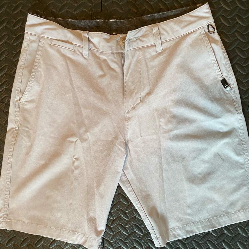 Quicksilver light gray water repellent men’s shorts